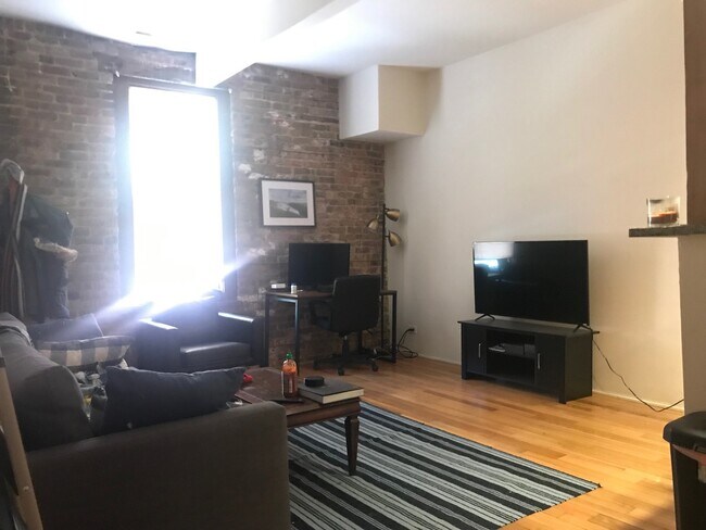 Photo - 1050 W Dickens Ave