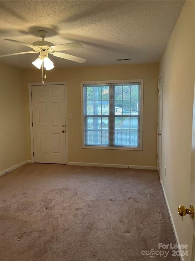 Photo - 1623 Oak Leaf Dr NW