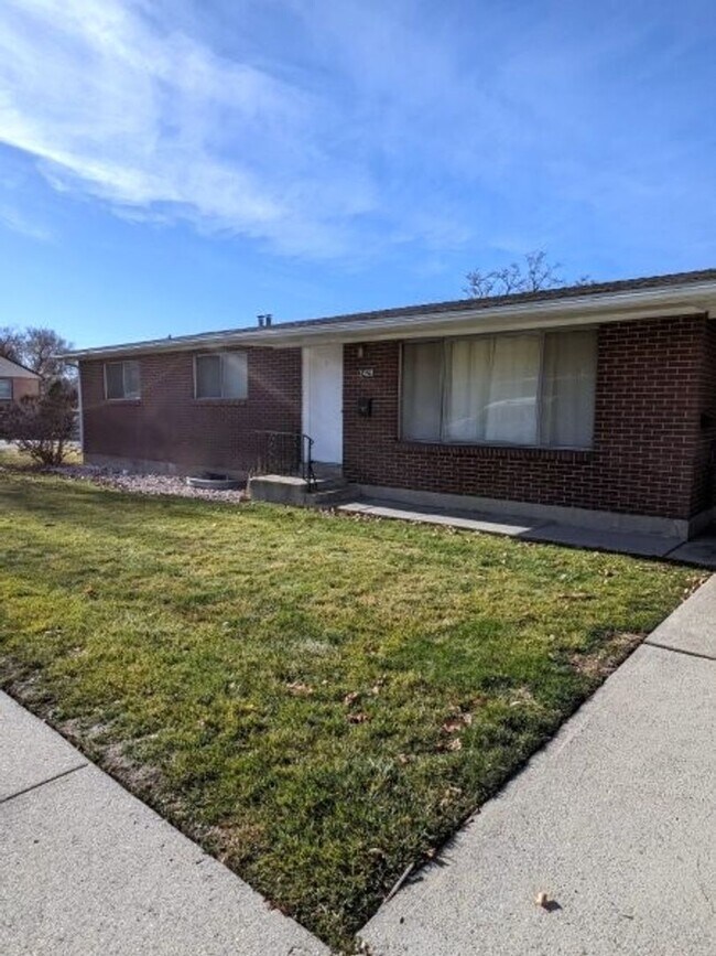 Building Photo - 3429 Quincy Ave