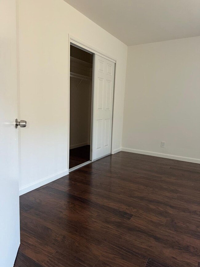 5738 Whitsett Ave