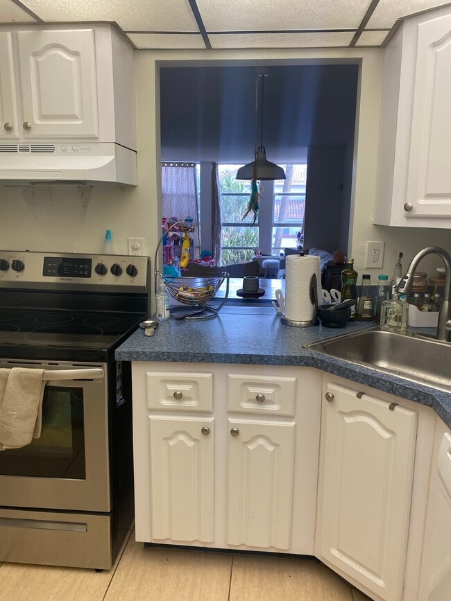 Kitchen - 2001 Atlantic Shores Blvd Unit 205
