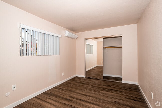 1BR, 1BA - 570SF - The Landmark