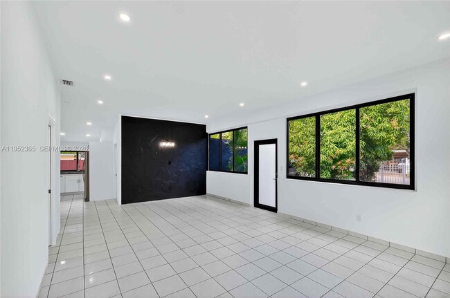 Photo - 524 NE 160th Terrace