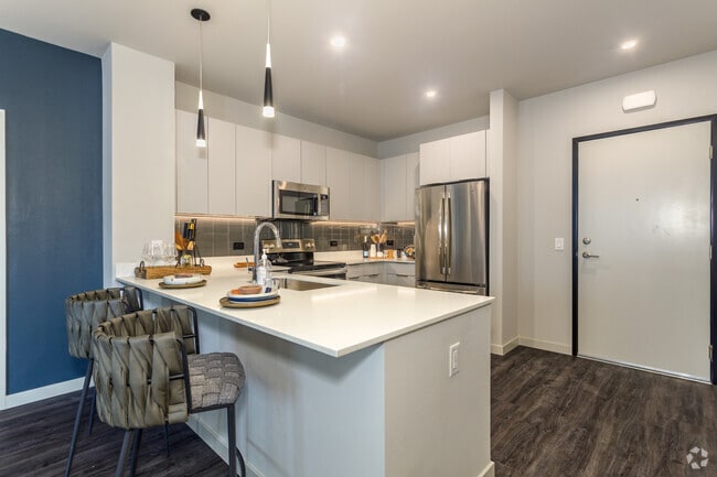 2BR, 2BA - 1,173SF - Emory at RED