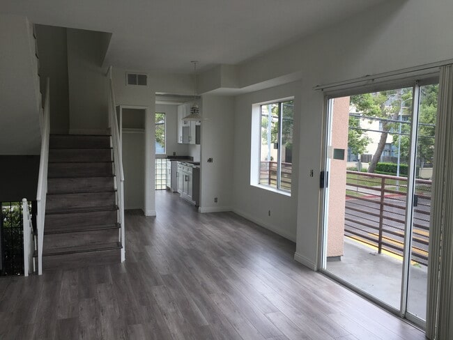 Building Photo - 450 N Van Ness Ave