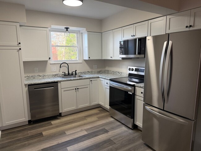 Photo - 3 Bed / 2 Bath Brick Home - showings start 12/3