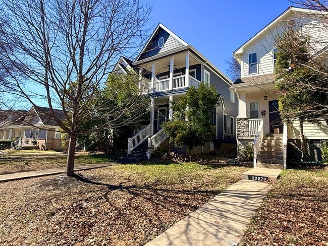 Building Photo - WALK TO 8TH AVE AND 12 SOUTH! Beautiful 3/2.5 home with garage on 10th Ave S