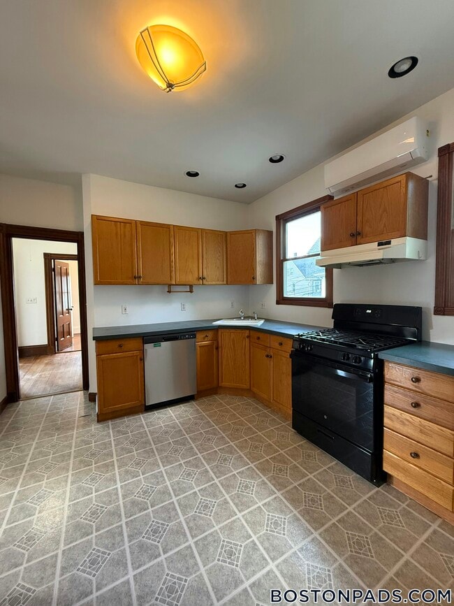 Building Photo - 32 Etna St