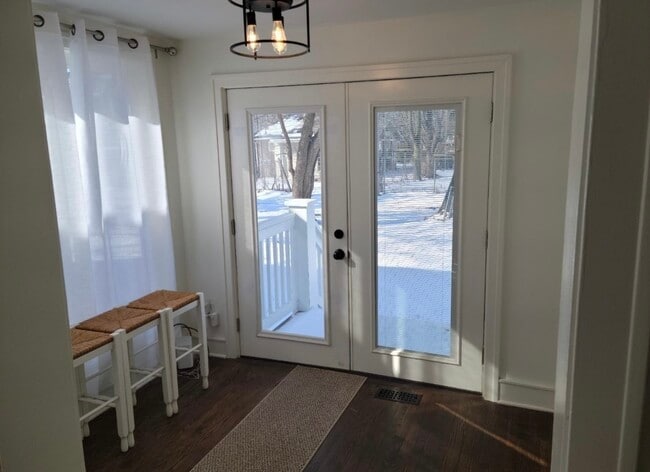 Sitting area - 556 Lincoln St