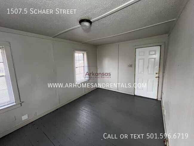 Photo - 1507.5 Schaer St