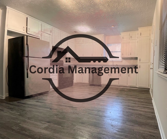 Photo - Dreamy 4BR 2.5 Bath BiLevel Home on Ascot ...