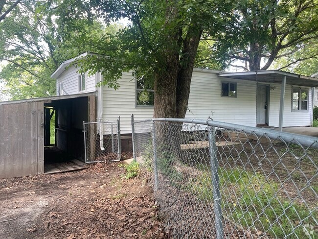 Building Photo - 687 Benton St Rental