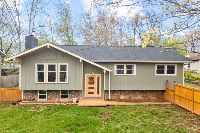 Building Photo - 917 W Chapel Rd Rental