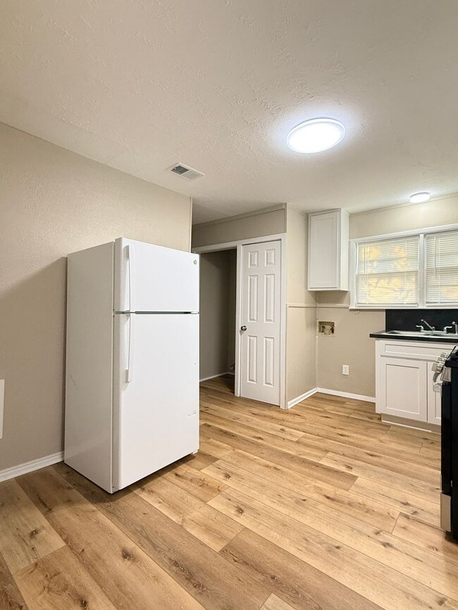 Photo - 3200 Ave R