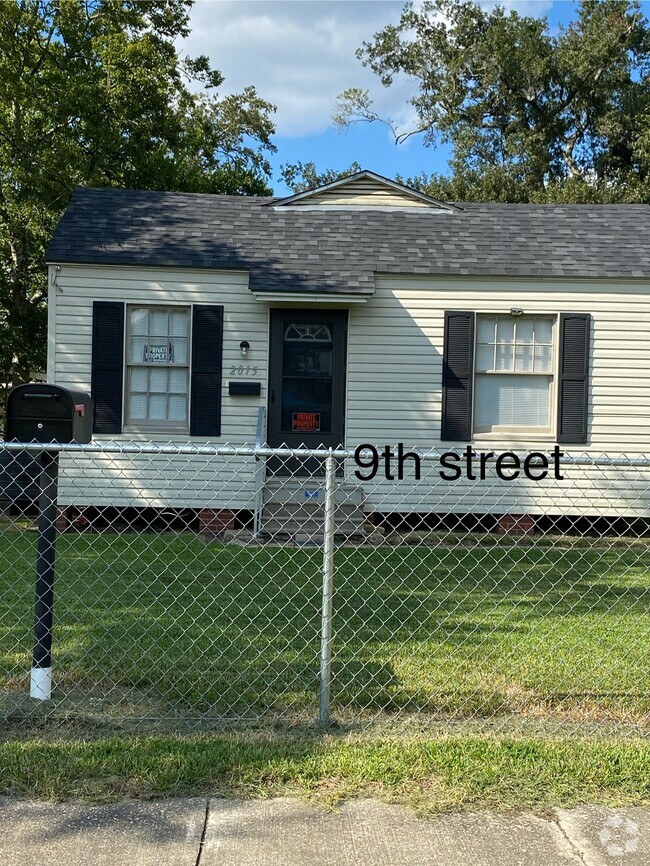 Building Photo - 2015 9th St Rental