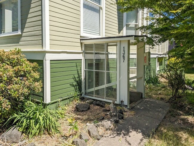 CHEMEKETA1365-67 - CHEMEKETA1365-67 Apartment Unit 1367