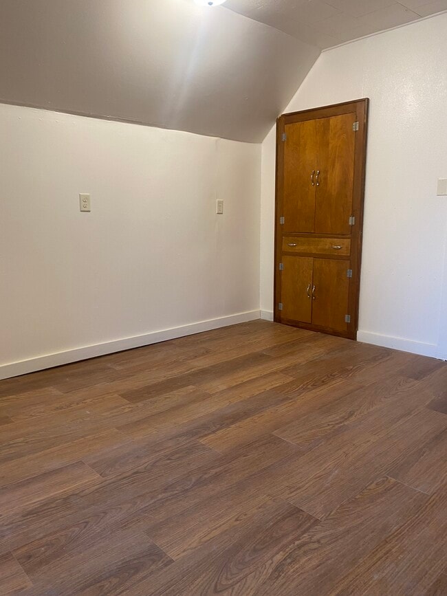 Armarios empotrados en el comedor/sala de estar. - 2550 N 45th St Unidad 2550A