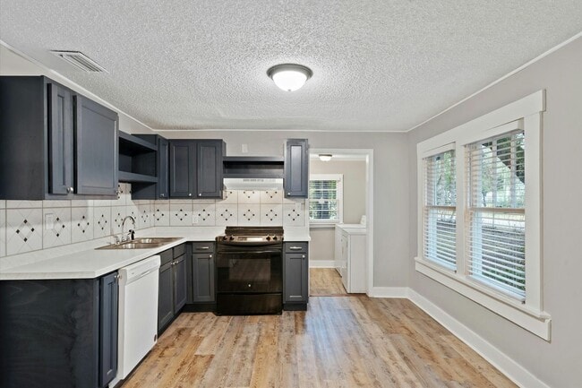 Photo - 1700 Northview Dr