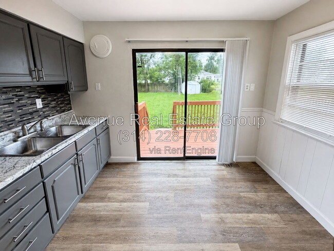 Photo - 830 Loekes Dr
