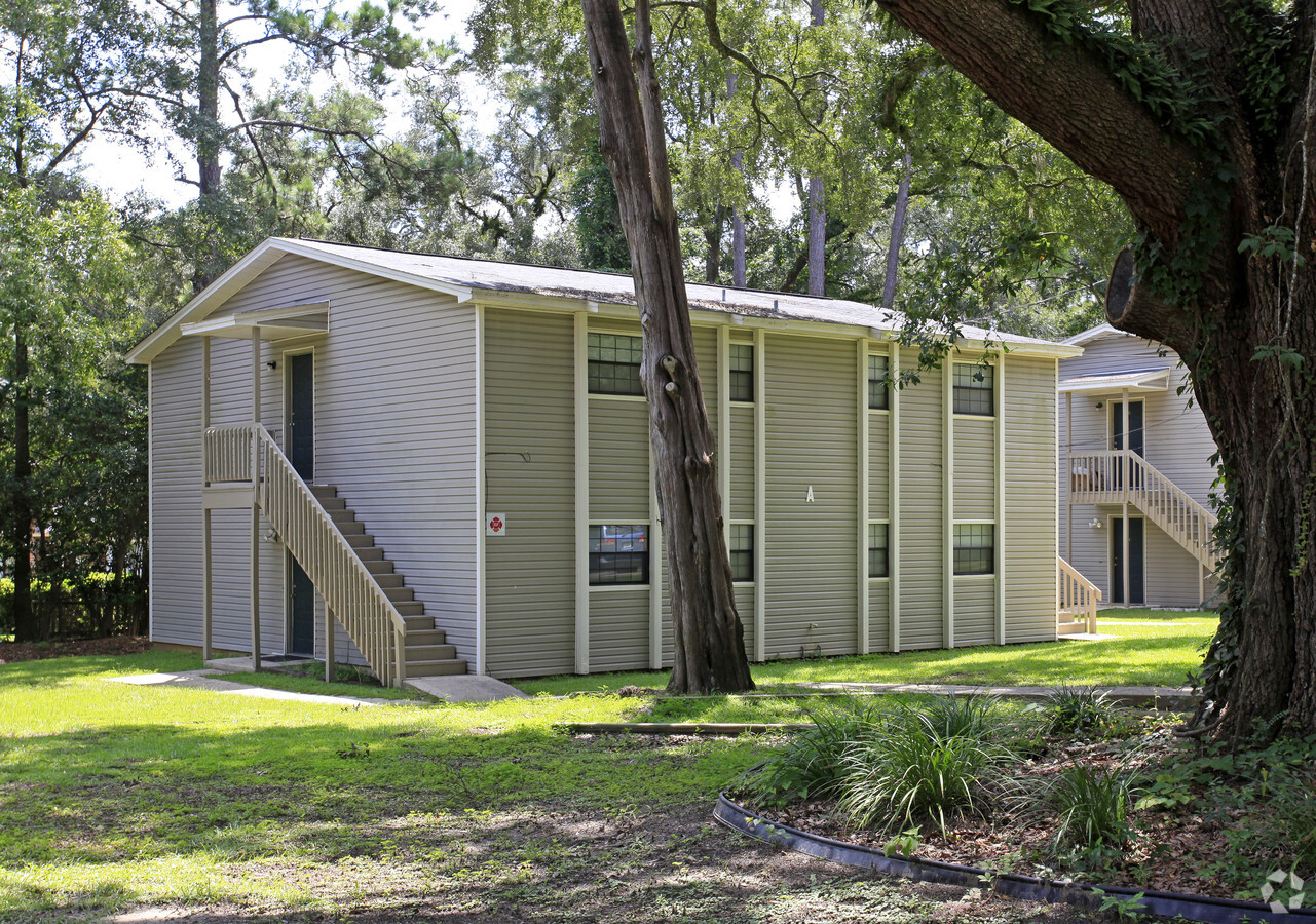 Oakcrest Apartments - Oakcrest Apartments