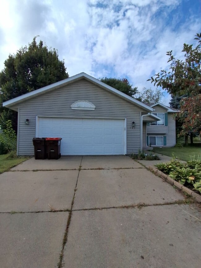 Building Photo - Beautiful 4 Bedroom House in Prescott, WI!...