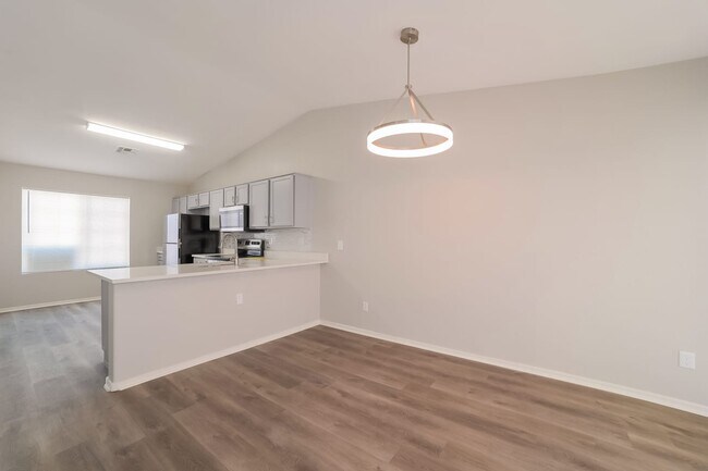 Photo - 802 E Roberts Ave