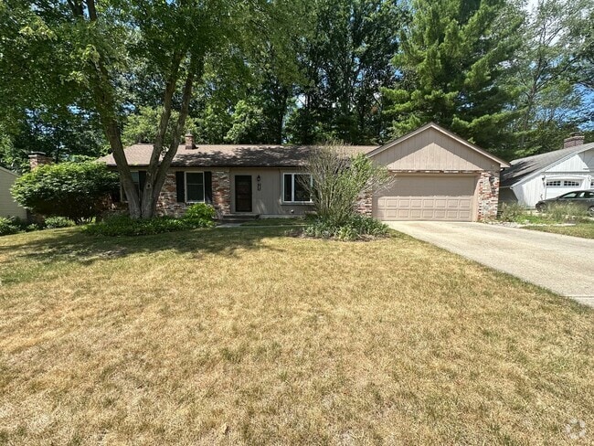 Building Photo - Large Four Bedroom Ranch in Forest Hills! Rental