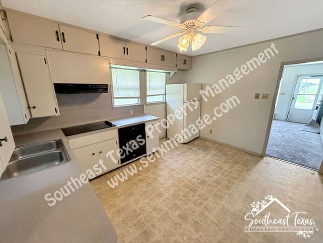 Photo - 6129 Howe St