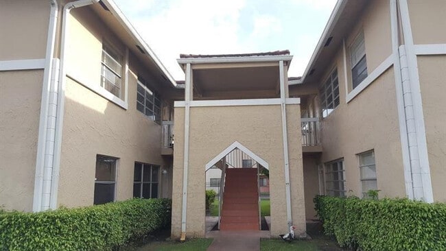 Building Photo - 9948 Twin Lakes Dr Unit 34-C