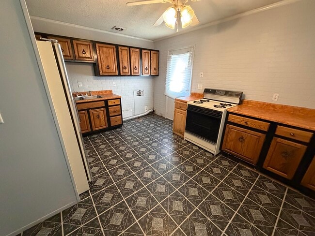 Photo - 1605 Crestview-