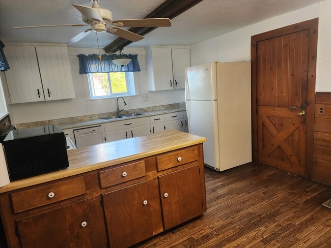Building Photo - 307 W Wisconsin Ave Rental