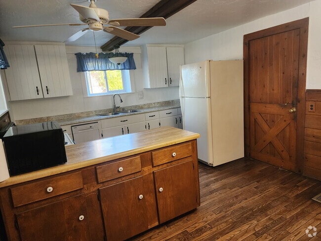 Building Photo - 307 W Wisconsin Ave Rental