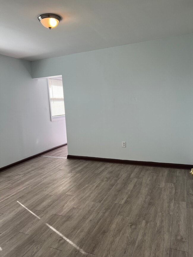 Building Photo - 305 W Oak St