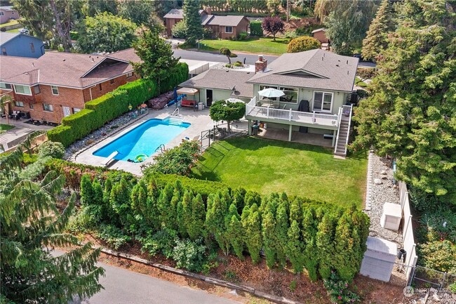 Photo - Luxury Home with Views, Maintained Pool and Yard. 5Bed, 3 Bath Great Location