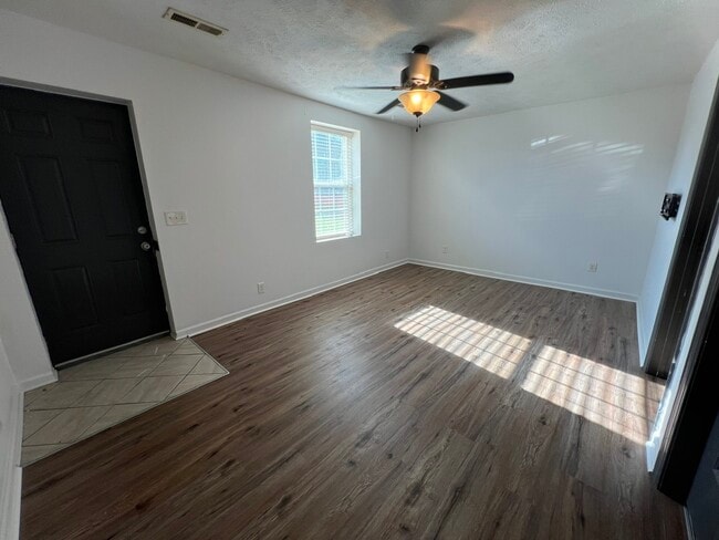 Photo - 104 Williams St