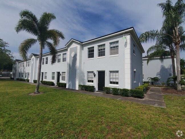 Building Photo - Updated One Bedroom, One Bath Apartment - ... Unit P1: Piazza Park #5238