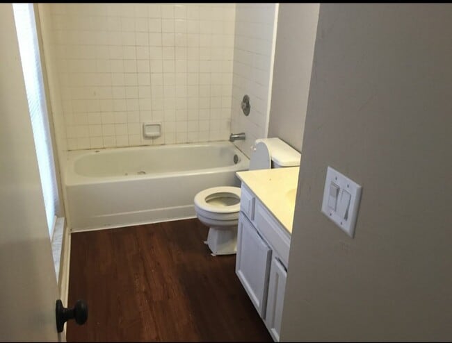 Guest Bath - 7423 Colony Cove Ln