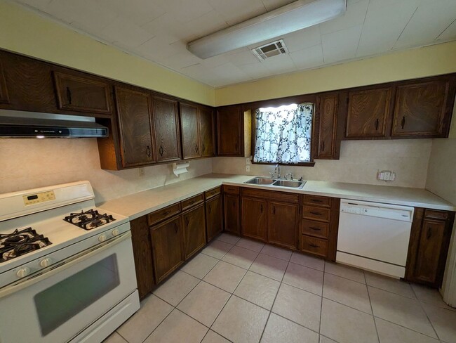 Photo - 660 Enfield Ln