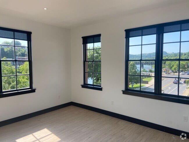 Building Photo - Stunning views from SE corner 2-bedroom ap... Unit 221 Rental