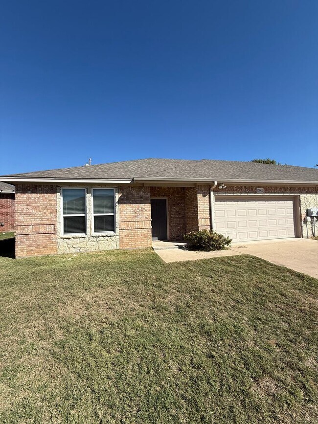 Building Photo - 1208 Country Club Rd Unit G