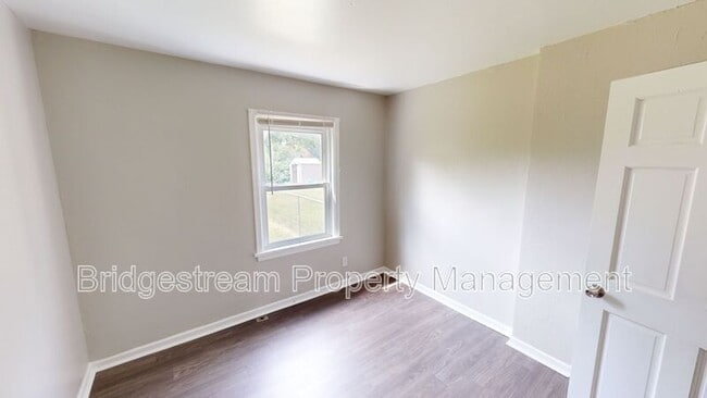 Photo - 807 Winston Dr