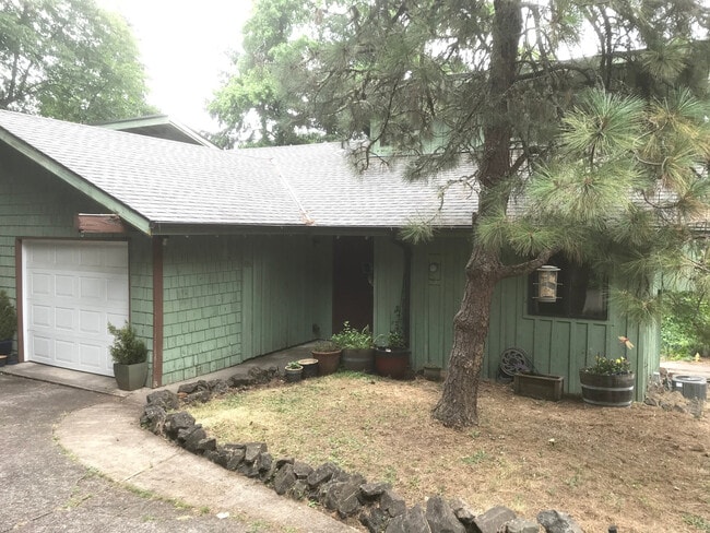 Building Photo - 3 Bedroom Home in SE Eugene