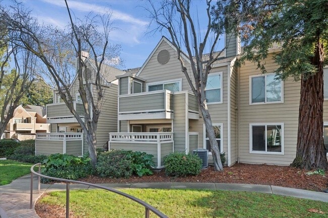 Building Photo - 215 Reflections Dr Unit 16