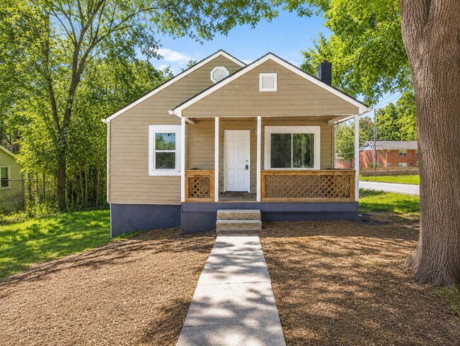 Building Photo - Bright 3-Bedroom Home with Covered Porch, Fireplace & Wooded Backyard