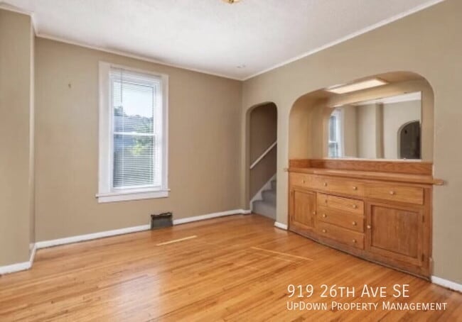 Building Photo - 919 26th Ave SE