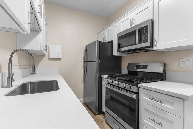Building Photo - 722 Maine Ave Rental