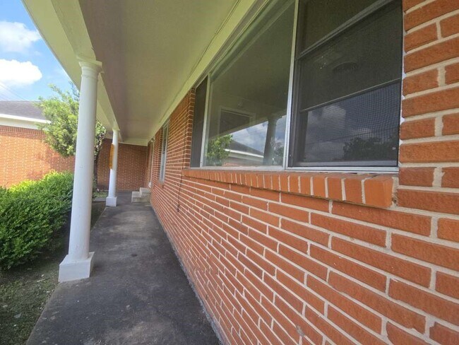 Building Photo - 1824 Magnolia St Rental