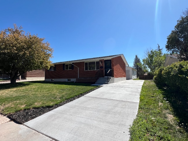 Building Photo - Great North Location - Single Family Home