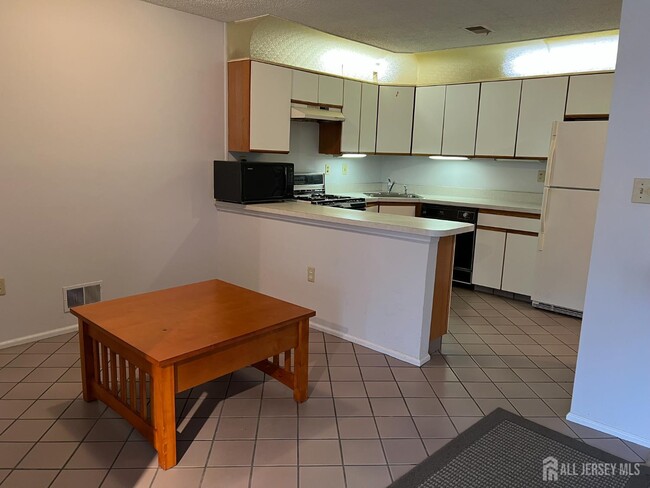 Photo - 196 Wycoff Way W