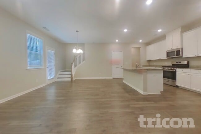 Photo - 305 Knowles Pl